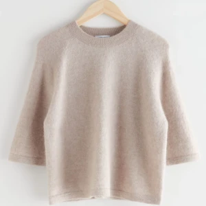 Beige tröja från & Other Stories - Säljer min jättefina slutsålda knappt använda stickade tshirt från other stories i färgen beige storlek M. Den har inga defekter och tvättad endast en gång så materialet är som om det var helt ny! Tyvärr kommer den inte till användning så tänkte sälja den ☺️jag ör en S och den sitter perfekt overzised på!