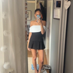 Svart plisserad kjol med shorts - Säljer min svart Zara skort/kjol med inbyggda shorts då dem inte kommer till användning. Dem är storlek Xs men passar också S. Jag är 171 och brukar ha Xs/S! Skriv för flera bilder!🫶🏽