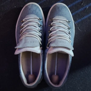  Diemme skor  - Snygga sneakers från Diemme i ljusblå mocka med vita snören och robusta metallöglor. Skorna har en vit platt sula och rund tå, vilket ger en clean och modern look. Perfekta för dig som gillar stilrena och exklusiva sneakers med premium känsla. Helt Nya typ, inget kvitto, 100% äkta. Riktigt schyssta skor till sommarn om du skulle fråga mig, säljer pågrund av att jag behöver lite cash i nuläget. 