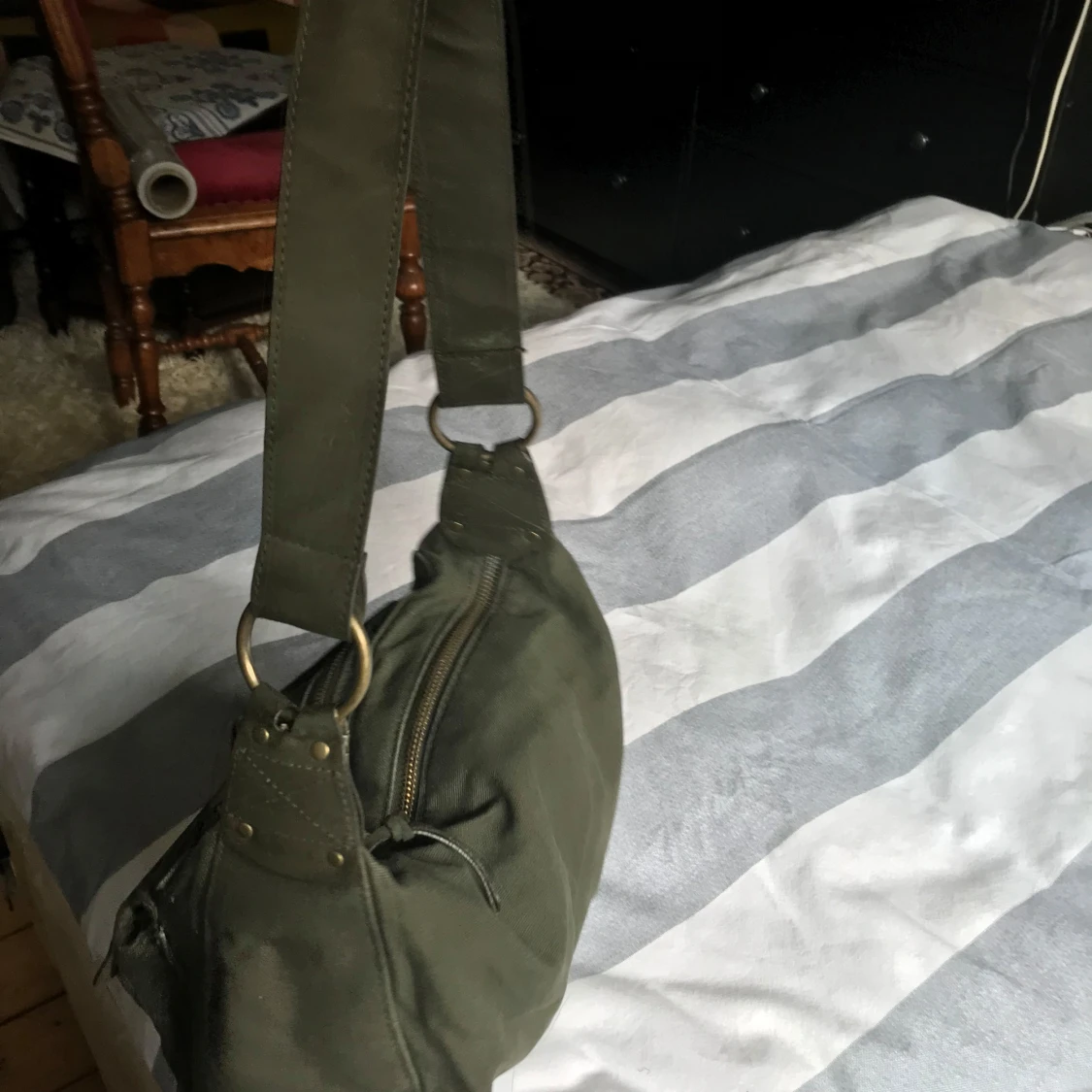 Olivgrön axelväska med dragkedjor - 3