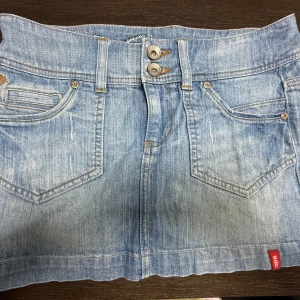Jeanskjol - Coola låg midjad jeanskjol som är perfekt nu till sommaren. Midjemåttet rakt över är 38 cm. Obs! Jag är tyvärr inte hemma och därav kan jag inte skicka de före 28/6💓