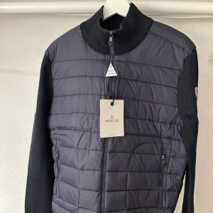 Moncler Cardigan - Helt ny Moncler Cardigan Navy! Storlek XL motsvarar L. 187cm passar mig