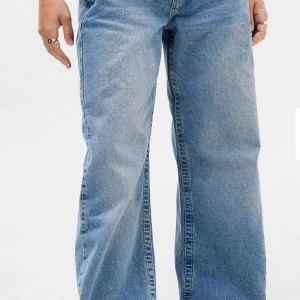  Ljusblå jeans från Urban outfitters - Säljer ett par klassiska ljusblå jeans från Urban outfitters med breda ben och låg midja. Jeansen snygga kontrastsömmar och ikonisk broderad detalj på bakfickorna. Perfekta för en avslappnad och trendig look. Säljer då jag inte kan lämna tillbaka, passade helt enkelt inte mig. Storlek 30/32, sitter mer som EU 38/40. Är lite för korta för mig! Nypris 69 € vilket är ca 765 sek. 