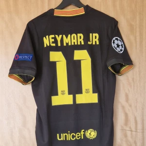 Neymar Jr fotbollströja Barcelona 13-14 - Neymar Jr Barcelona repIika fotbollströja 13-14. Helt ny med tag. Storlek: Medium