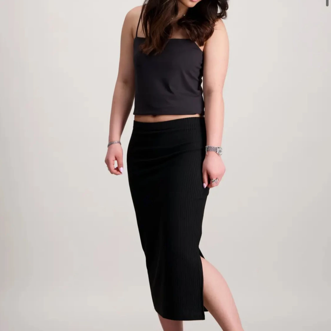 Svart ribbad långkjol med slits - 1