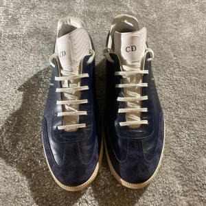 Dior Sneakers - Hej! Säljer nu mina skor från märket Christian Dior, storlek 44 bra skick, givetvis äkta. Tveka inte på att höra av dig om du har frågor eller funderingar kring skorna! 
