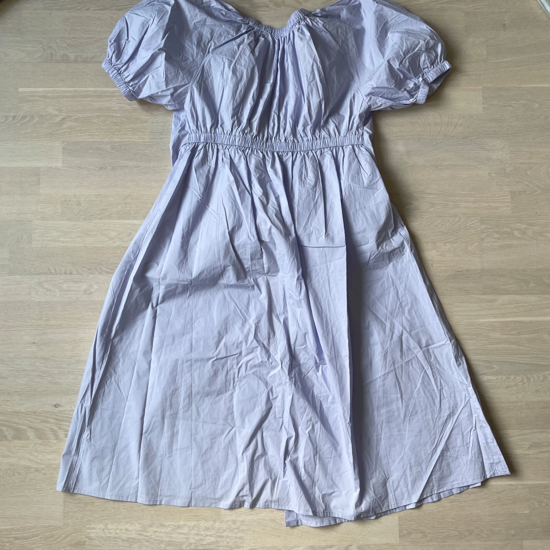 Ljuslila omlottklänning med puffärm + Beige kjol (set)