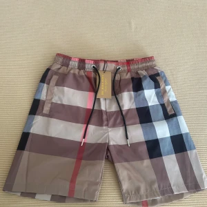  Burberry badshorts - Säljer ett par helt nya badshorts av märket burberry. Storlek: L     Nypris: 4000-5000kr 