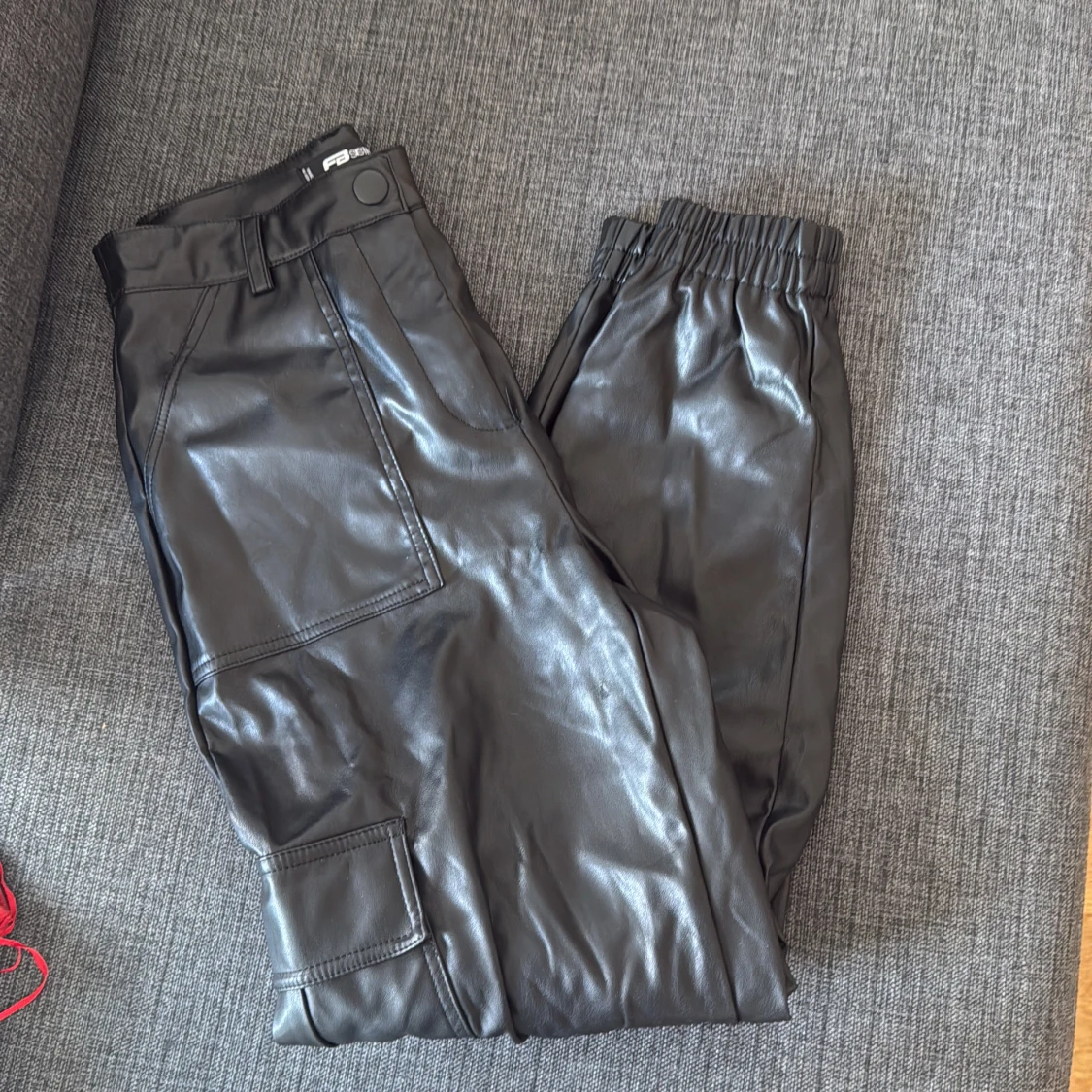 Svarta cargopants i skinnimitation FB Sister