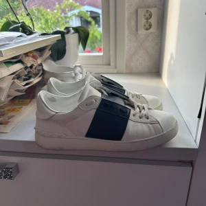 Skor från Valentino - Riktigt fräscha valentino opens i navy, cond 9/10 kommer göra rent de lite extra för de som beställer 🙌 riktigt goa skor som är perfekta nu för sommaren. Har ni några frågor eller funderingar så är det bara att hojta till🙌pris är diskuterbart🙂