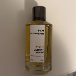 Mancera Cedrat Boise Intense 120ml - Säljer min Mancera Cedrat Boise Jag tyckte tyvärr inte om doften och vill därför sälja den vidare. Har bara använt cirka 5 spray, så det är mycket kvar i flaskan. Flaskan är i fint skick. Hör av dig om du är intresserad! OBS. Skickas i  tjockt bubbelplast.