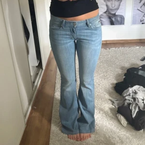 Ljusblå bootcut jeans med låg midja - Super snygga jeans ifrån Zara (Premium Collection). De är i storlek 36. Men med midjemått: 36 och Innerbenslängd: 83. Super snygga och passar till allt. Jag är 177 och de är för långa❤️