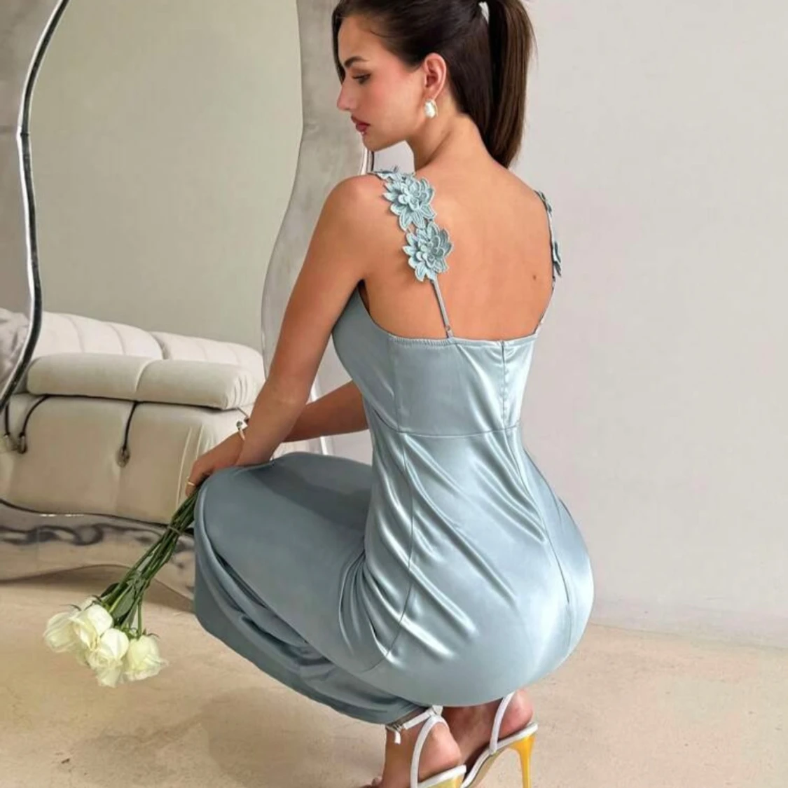 Ljusblå satinklänning med blommiga axelband - 3