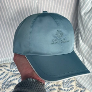 Loro Piana keps - Snygg Loro Piana storm system keps. Köpt begagnad och priset går att diskutera!