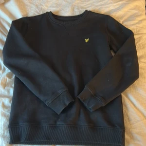 Svart sweatshirt från Lyle & Scott - Svart sweatshirt från Lyle & Scott i st 152