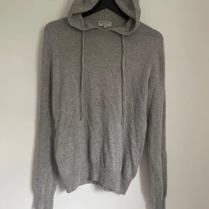 Grå cashmere hoodie från ROVOIR  - Shysst 100% cashmere hoodie. Inga fel på den och är som nyskick. Kommer helt enkelt inte till användning längre! Nypris 1000. Hör av dig kring funderingar⭐️