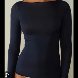 Mörkblå intimismitröja - säljer min intimismi tröja , några hål vid handen men inget man tänker på !💕