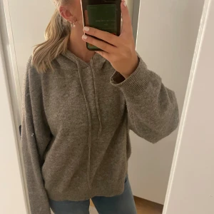 Stickad tröja  - Säljer en jättefin stickad hoodie från Lindex! Den är lite nopprig men annars i bra skick💕
