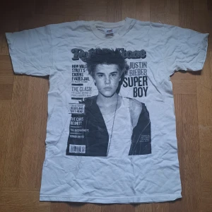 Justin Bieber t-shirt - Vit t-shirt från Fruit of the Loom med tryck av Rolling Stone-omslag och Justin Bieber. Klassisk passform, rund hals och korta ärmar. Inte äkta merch. För skick se bilder. Pris är diskuterbart vid snabb affär 🩷😊