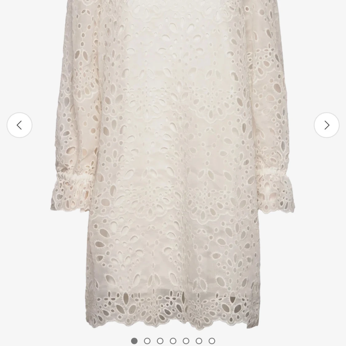 Vit spetsklänning med v-ringning
