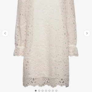 Vit spetsklänning med v-ringning - Superfin vit kortklänning! Helt slutsåld på hemsidan. Perfekt till sommaren eller ex studenten! Säljer pga att den var för stor på mig! Hör av er vid frågor💗