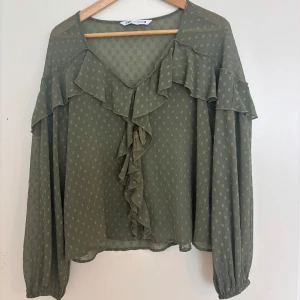 Zara långärmad blus - En långärmad blus från zara i grön färg, storlek M men sitter också fint på mig som brukar ha S💕