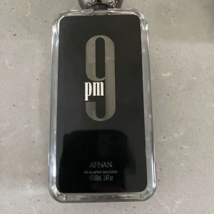 Afnan 9pm Eau de Parfum 100ml - Helt ny afnan 9 pm 100ml. Den är bara test sprayad och skick på kartong och på flaska är helt nytt. 