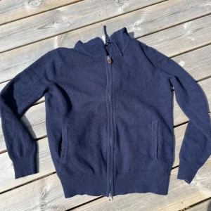 Mörkblå kashmir hoodie från Sayless med dragkedja - Marinblå hoodie i från Sayless i ull/kashmir med hel dragkedja och två fickor. 