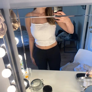 Vit topp - Jätte söt vit topp i linne💕banden baktill är justerbara så man kan knyta hur man vill