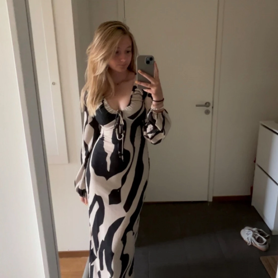 Zebramönstrad långklänning med ballongärm - 1