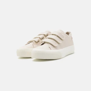 Beige sneakers med kardborreband  - Jag söker dessa skor i storlek 37 (even&odd) 