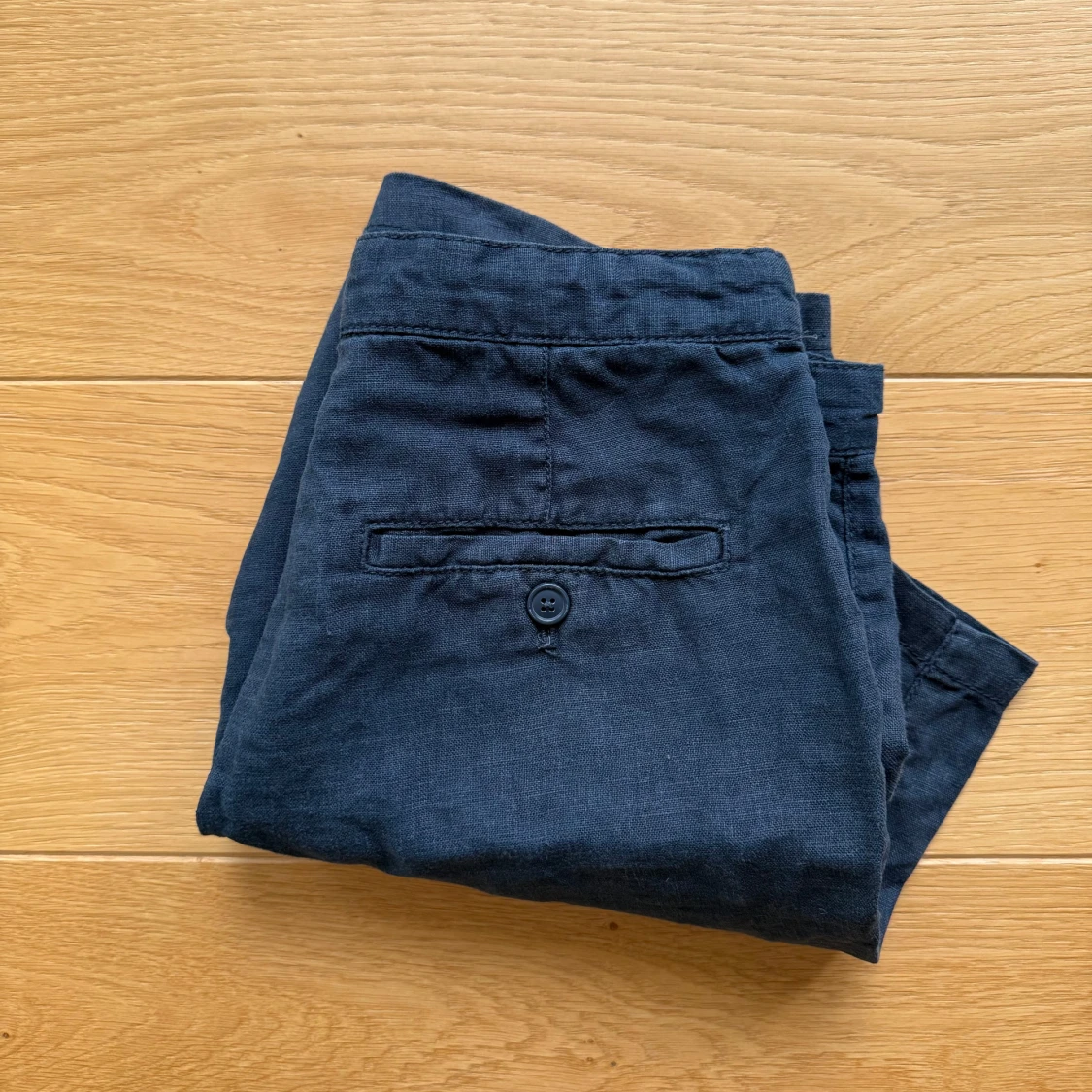 Mörkblå linneshorts från East West