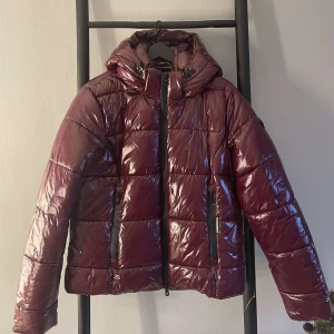 Vinterjacka - Pris går självklart att diskutera, vill bara bli av med den😊 Superskön KHUJO vinterjacka, inköpt på Zalando för 1850kr. Den är sparsamt använd och inga fel på den. Storlek XL men är som en M. Bröstvidd: 96 cm Midjemått: 80 cm Höftmått: 103 cm