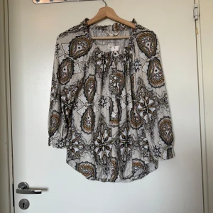 Odd molly blus  - Säljer en otroligt vacker odd Molly blus i vit färg med knappar vid bröstet. Detaljer i bland annat svart, gult och orange. Från märket Odd Molly i storlek 1 som enligt deras storleksguide motsvarar en storlek S/M. Stor i storlek. SAMPLE. Mycket fint skick, jag hittar inga synlig anmärkningar eller defekter.  