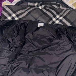 Burberry jacka - Denna jacka är i nytt skick jag beställde den  alldeles nyss men  de blev fel färg  den   kan även användas som en väst till våren då armarna har dragkedjor priset är lågt nu men höjs till vintern!💕 priset  kan sänkas men inte mycke☺️ storlek s som passar som M