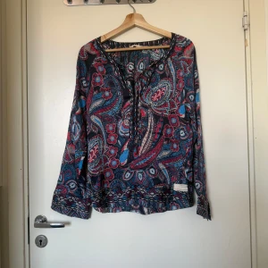 Odd molly blus - Säljer en otroligt vacker mörkblå blus med röda, blåa och vita detaljer. Från märket Odd Molly i storlek 2 som enligt deras storleksguide motsvarar en storlek M. Mycket fint skick, jag hittar inga synlig anmärkningar eller defekter.  