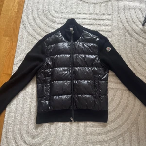Moncler cardigan - Säljer en moncler cardigan jacka