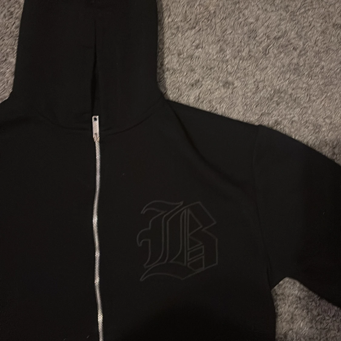 Svart hoodie med dragkedja och tryck - 1