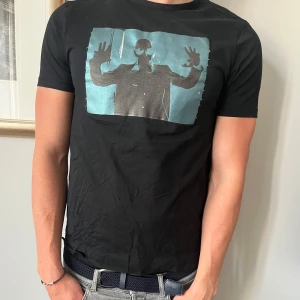 Svart Limitato t-shirt  - Svart t-shirt med limitato tryck med rund hals och korta ärmar. 9/10 skick, storlek M
