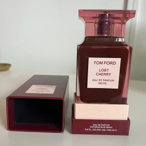 Tom Ford Lost Cherry EdP 100ml - Tom Ford Lost Cherry Eau de Parfum 100 ml i en lyxig, mörkröd glasflaska med rosa transparent kork. Flaskan har en fyrkantig, stilren design och kommer med originalförpackning i matchande röd färg. En ikonisk doft med körsbärstoner och exklusiv känsla. priset ej hugget i sten vid snabbaffär 