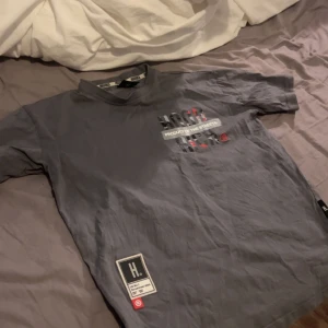 Grå Hoodrich set… - Streetwear t-shirt från Hoodrich i grått med stort tryck på bröstet och ryggen. Och byxorna hoodrich jätte fint att ha på sommaren. Chill outfit men endå fint. Köpt i Stockholm. Har köpt byxorna för 550 och tröjan för 500. Men tänker sälja de nu eftersom jag inte använder längre.