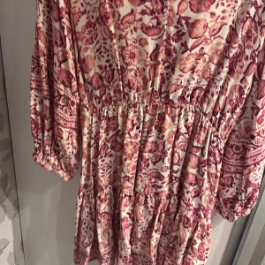 Rosa klänning från Zara - Jättefin helt ny rosa mönstrad klänning ifrån Zara som är perfekt inför sommaren nu!!