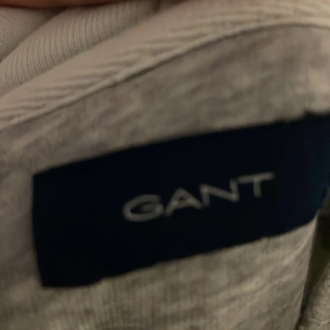 Vit hoodie från GANT med tryck. - 3