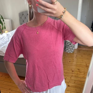 Rosa t-shirt i bomull - Rosa stickad tröja. Passar s/m beroende på hur man vill att den ska sitta