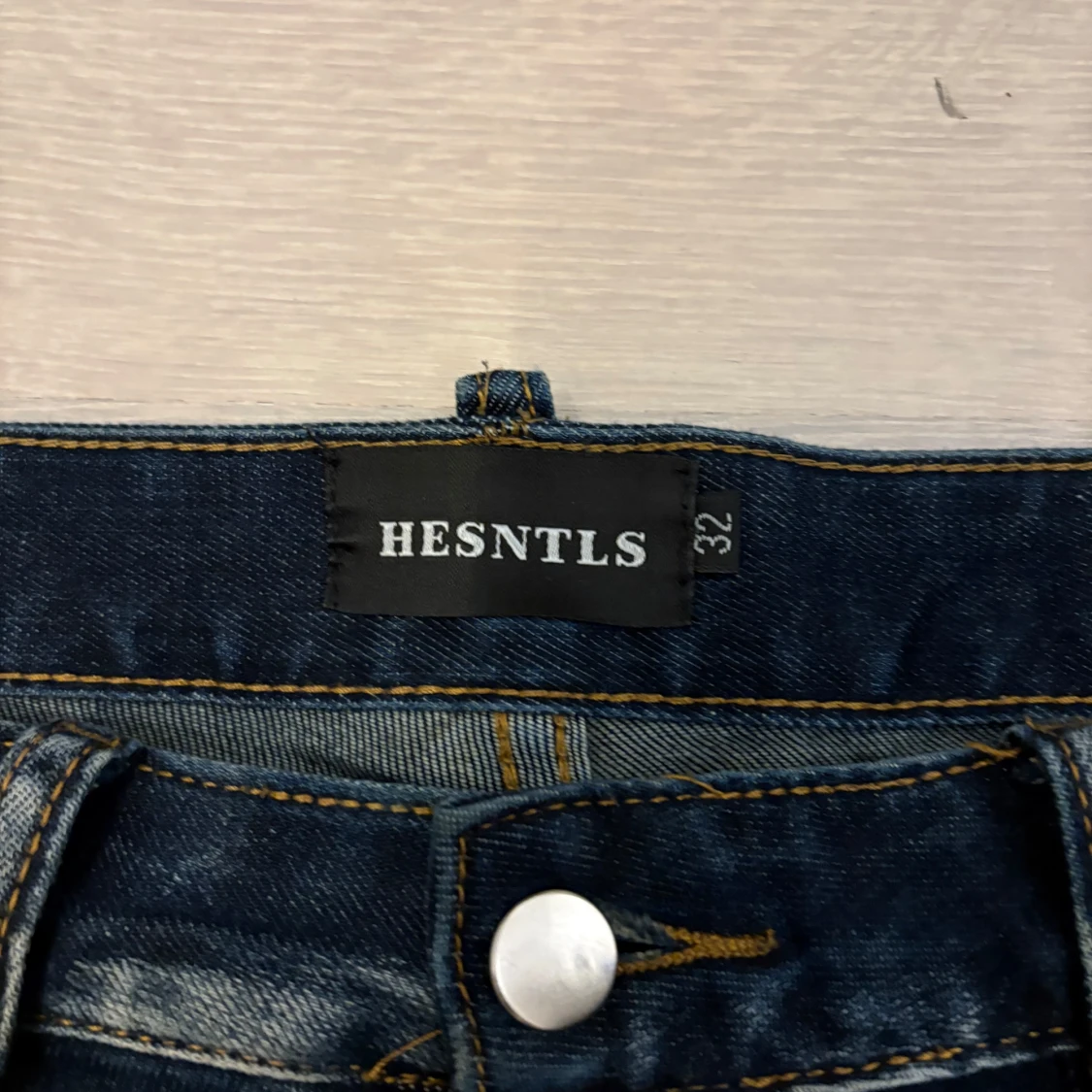 Mörkblå ripped jeans från HESNTLS - 3