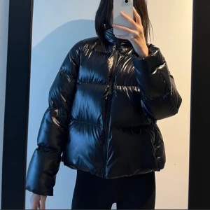 Ultra light down jacka från Uniqlo - Använt bara 1 gång. Storleken är M, men upplever att den passar bättre för den som har XS (korta ärmar). Min vanliga storlek är XS.