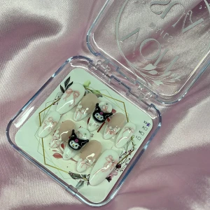 KuromiBow(XS);Medium Almond - Supergulliga gelé press on-naglar i medium mandelform med vit och nude bas, dekorerade med rosa rosetter, små stenar och 3D Kuromi-figurer. Perfekt för dig som älskar kawaii och vill ha unika naglar med extra detaljer. Kommer i storlek XS: 14 mm, 11 mm, 11,5 mm, 10 mm, 8 mm 
