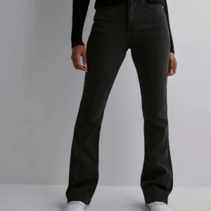 Flared jeans - Farled jeans från JDY i storleken 25/32. Bra använda men inte sönder utan bara slitna. Kommer inte längre till användning. Skriv om ni har några frågor eller vill ha fler bilder!//Amanda💕