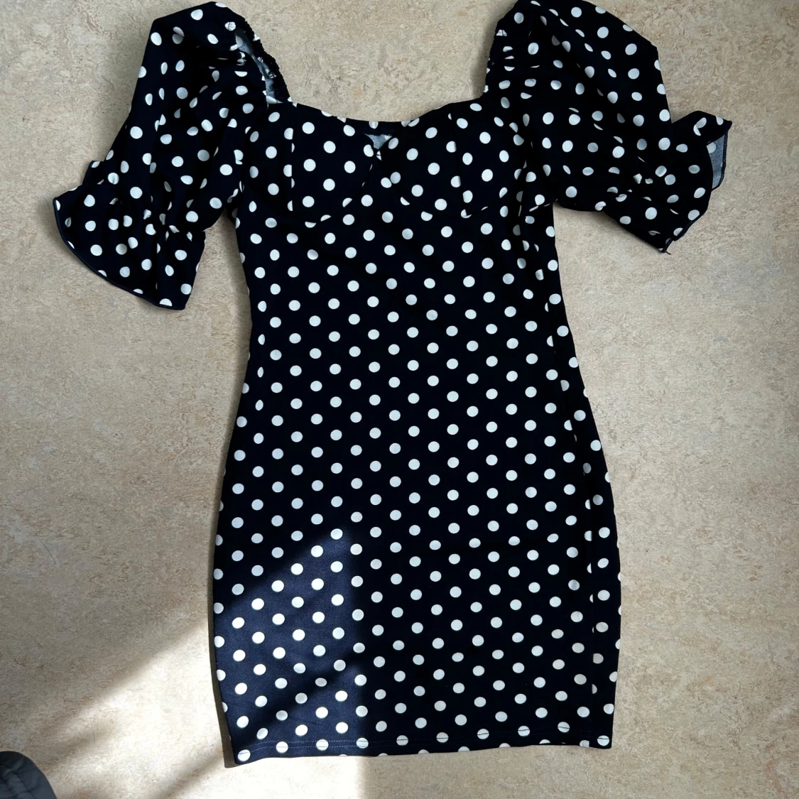 Svart prickig kortklänning med puffärm - 2