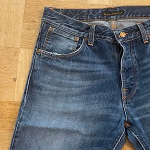 Nudie jeans  - Hej, säljer nu dessa feta Nudie jeans i en snygg tvätt och med trendiga slitningar. Modellen på bilden är 186cm lång, väger 70kg och bär storleken 32/34. Modellen på byxorna heter Steddy Eddie. Om du är intresserad så tveka inte på att kontakta oss så kan vi hjälpa dig med dina frågor och funderingar. Pris kan gå ner vid snabb affär⚜️❤️🔥